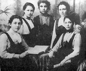 Лора Каравелова (първата вляво)