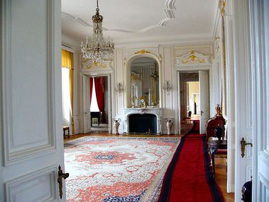 Интериорът на палата е обзаведен с най-изящни европейски мебели образец за вкус