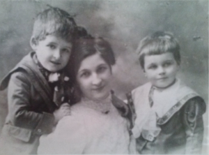Сабинка Цонева (съпругата на Б. Цонев) със синовете си Любен и Добрин