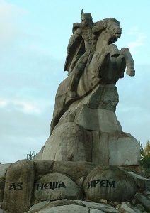 Паметникът в Копривщица, увековечаващ Хрърковатата чета