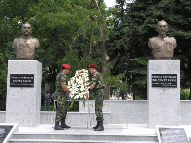 Паметник на генерал Владимир Вазов и брат му - Георги Вазов
