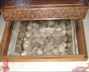 Тленните останки на зверски убитите жертви от костницата в църквата Св. Неделя.