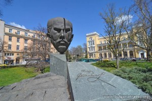 Статуя на Стефан Стамболов в градинката 'Кристал' в столицата