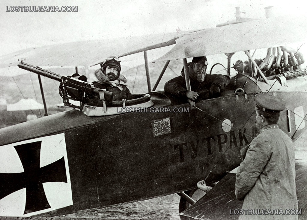 Български авиатори преди боен полет на борда на разузнавателен биплан Albatros C.III, наречен “Тутракан”, в кабината на наблюдателя е подполковник Васил Златаров, командир на българската авиация през Първата световна война, картечницата е авиационна 7,92-mm MG 14 Parabelum („Парабелум”), 1918 г.