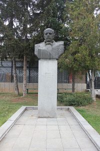 Паметник на Денкоглу в родното му място.