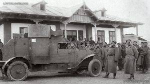 Генерал Панталей Киселов оглежда трофейния руски брониран автомобил Остин II - “Скобелев”, пленен в бой на 17 ноември 1916 г. на добруджанския фронт; www.lostbulgaria.com