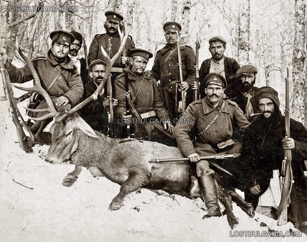 Селяни от село Серменин и войници с отстрелян елен в Кожух планина, ноември 1915 г.