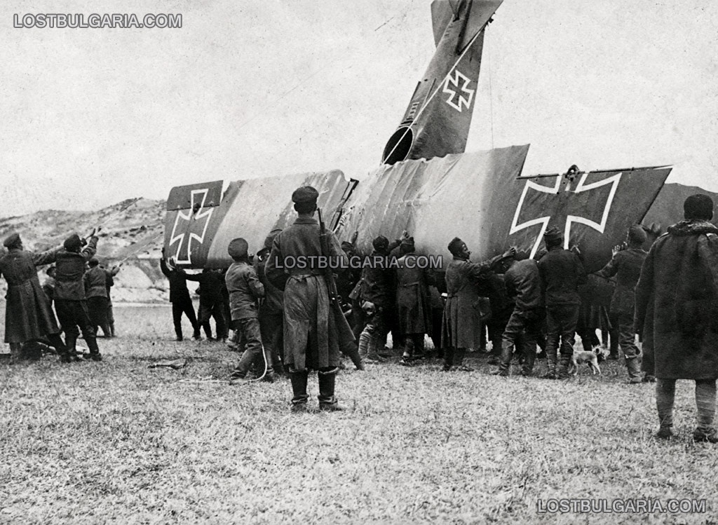 Войници спускат с въжета самолет, изправил се на нос при несполучливо кацане, Южния фронт
