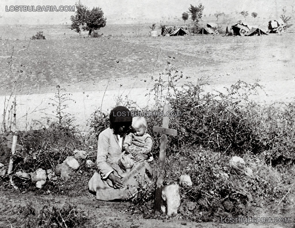 Млада вдовица с дете пред гроба на загиналия си мъж, вероятно някъде в Тракия