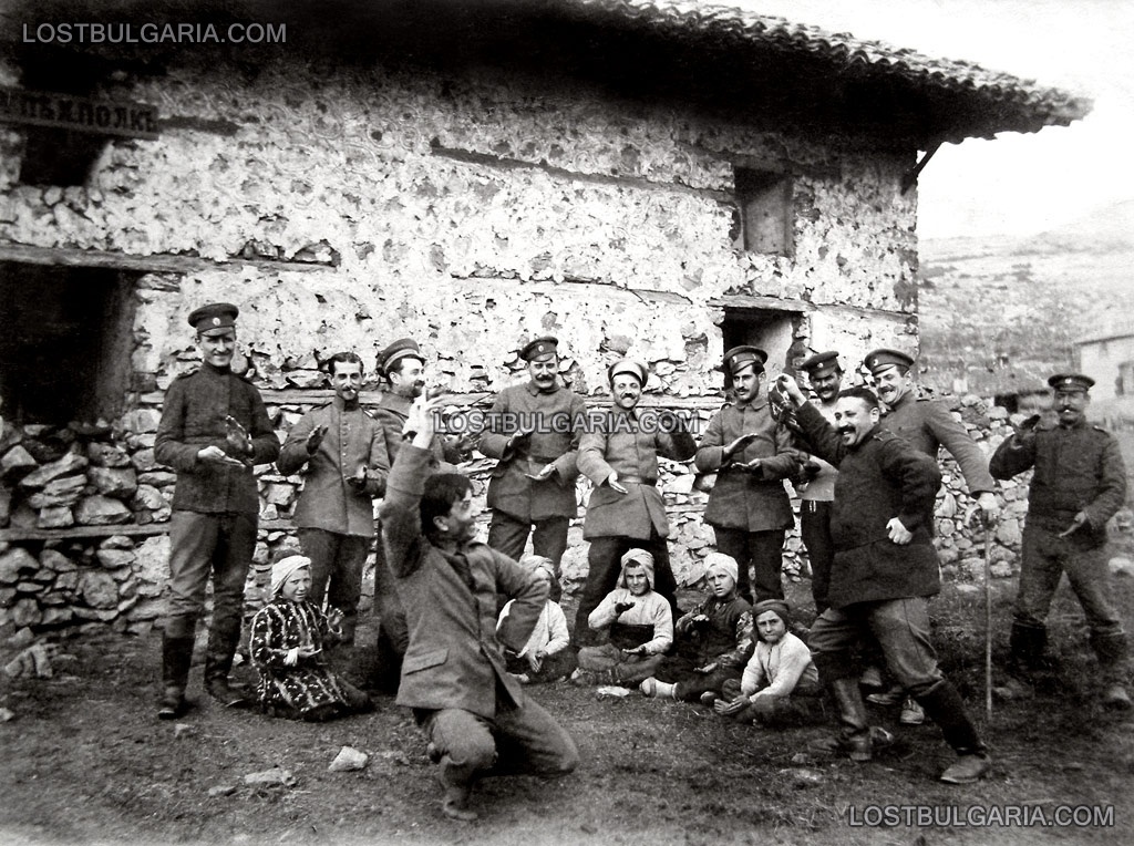 3 януарий 1918 г. – Чалаклий, Дойранско, артистът от полевия театър Иван Станев (клекнал) играе ръченица с войници