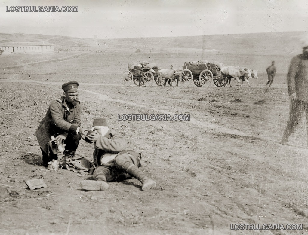 Одрин, български войник дава вода на ранен турски войник, 1912 г.