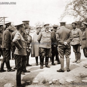 Командващият II армия генерал Георги Тодоров с офицери от Щаба в разговор с отличили се на фронта войници. Щаба на II армия, Свети Врач, 1916 г.