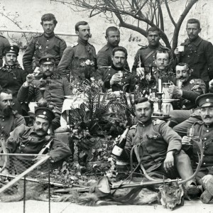 Офицери и войници от пионерните части празнуват падането на Одрин в къщата на Шефик бей