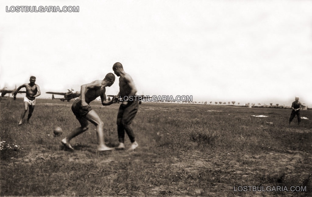 1942, летци играят футбол край бомбардировачи До-17 “Ураган”, летище Бадем Чифлик край Кавала
