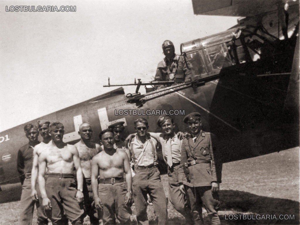 Български летци и техници пред германски разузнавателен самолет Хеншел-126 на Луфтвафе, 1941 г 
