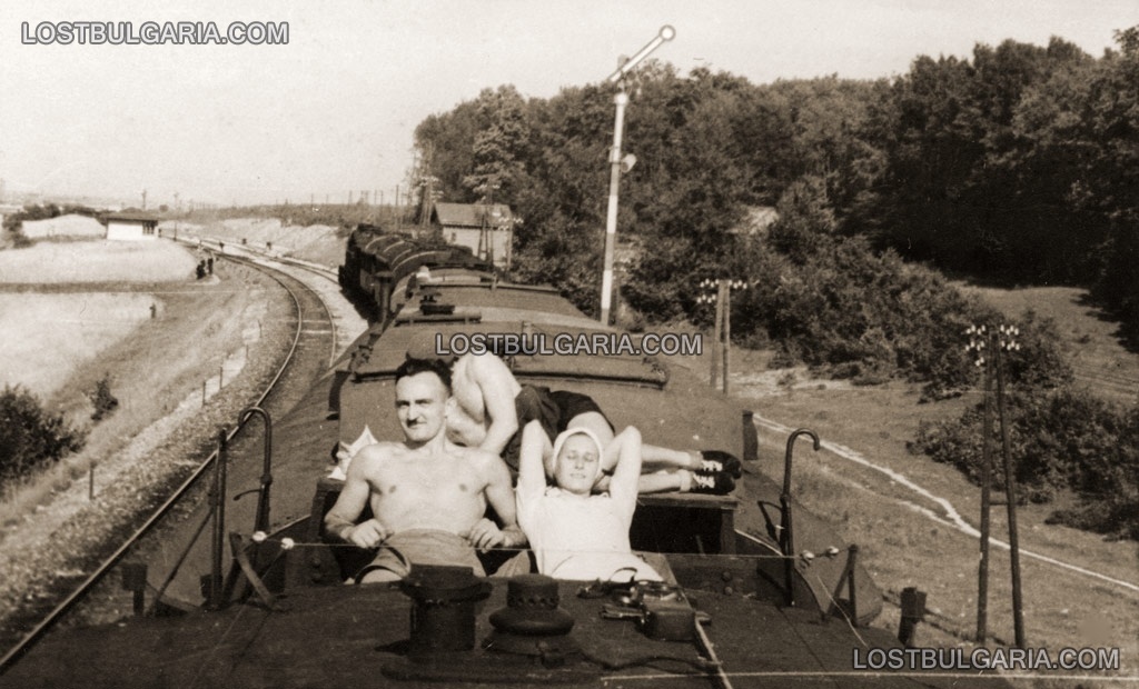 Българският санитарен влак на Източния фронт: почивка и слънчеви бани на покрива на влака - вляво д-р Спас Разбойников, лято 1943 г.