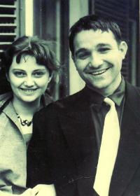 Невена Коканова и Любомир Шарланджиев в деня на сватбата си в Габрово на 2 март 1958 г.