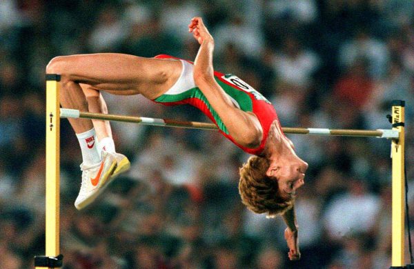 Стефка Костадинова поставя световен рекорд в скока на височина — 209 см.