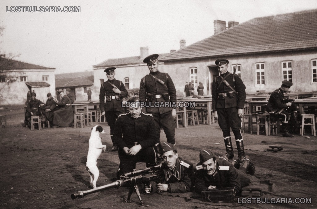 фицери от Лейбгвардейския на Н.В. конен полк с противотанкова пушка “Солотурн”
