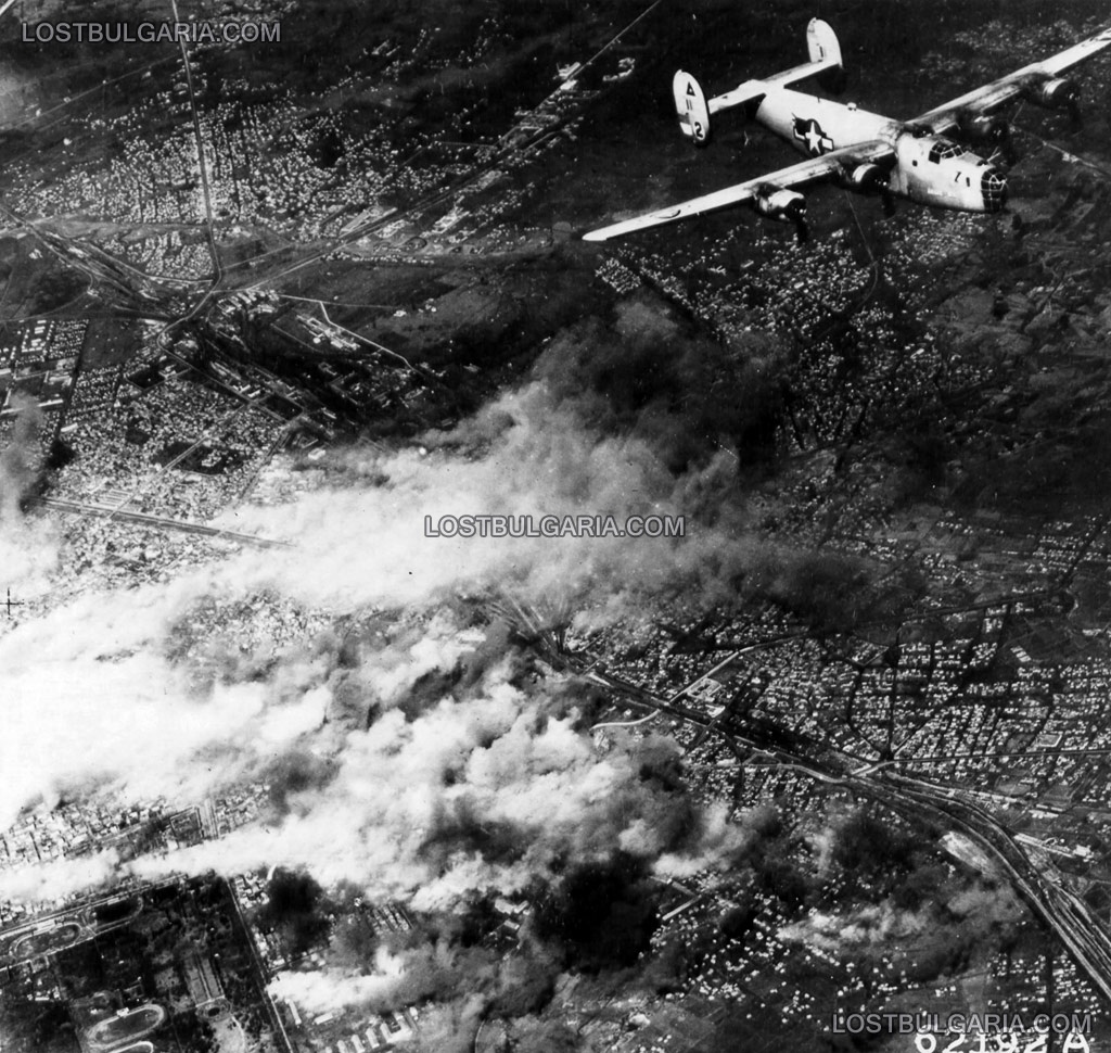 Boeing B-24 Liberator от 376-та бомбардировъчна група на американските въздушни сили (376th Bombardment Group) в небето над София, след осъществени бомбени удари срещу града, долу в ляво се виждат стадион “Юнак”, езерото “Ариана” и колодрума, вероятно на 17 април 1944 г.