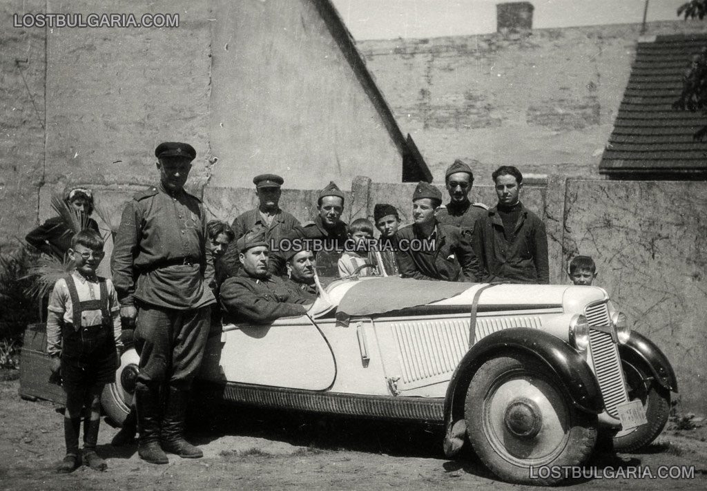 Български и съветски офицери с немски автомобил Адлер Трумпф Кабриолет (Adler Trumph Junior Cabriolet), Унгария или Австрия, 1945 г.