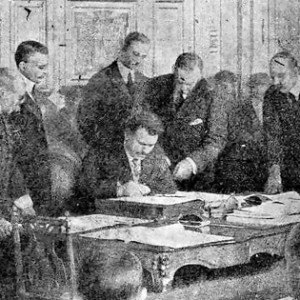 Стамболийски подписва Ньойския договор