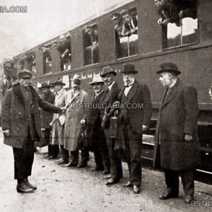 16 септември, 1922г., гара Долни Дъбник: водачите на Конституционния блок с оскубани бради от сопаджиите на режима на Александър Стамболийски.