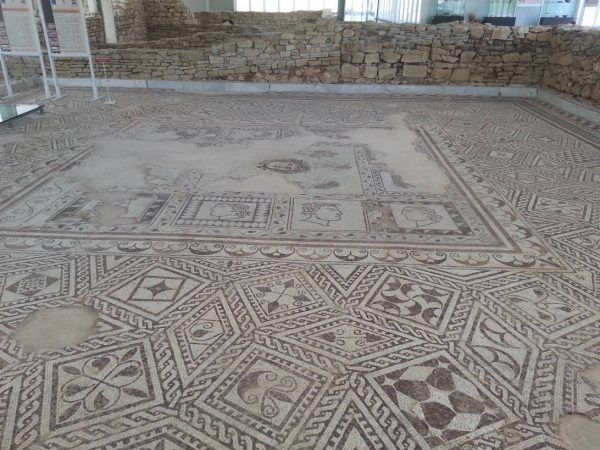 Запазена римска мозайка на пода на голямата зала