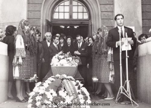 Погребението на Димитър Талев, 1966 г. София. Поклонение в Народния театър.