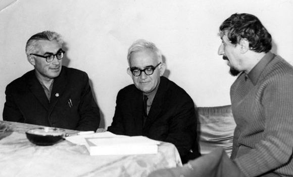 Атанас Далчев (в средата) заедно с поета и преводача Александър Муратов (вляво) и Радой Ралин