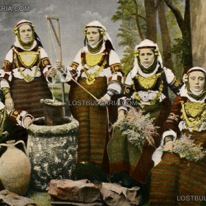 Българки от Македония, облечени в характерни носии, позират пред бутафорен кладенец, началото на ХХ век снимка: lostbulgaria.com