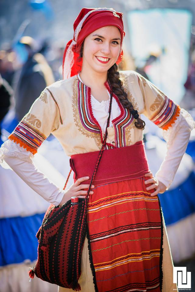 Засмяна мома с традиционна носия от Кюстендилско