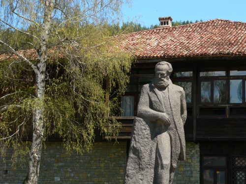 Паметник на Любен Каравелов в Копривщица 
