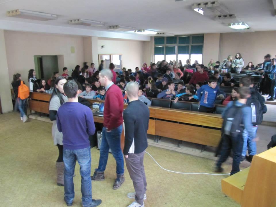 Последни приготовления преди урока в "Петър Берон" в Пазарджик.