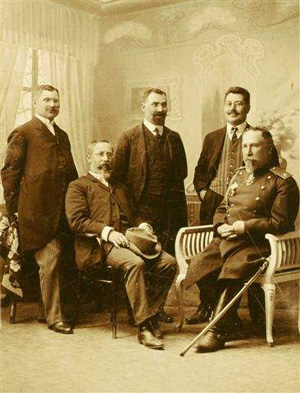 Обща снимка с братята: (седнали) акад. Александър Балан, генерал Георги Тодоров