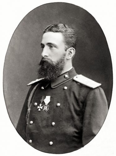  Княз-Александър-Батенберг-с-ордена-“За-храброст”-и руският-“Георгиевски-кръст”