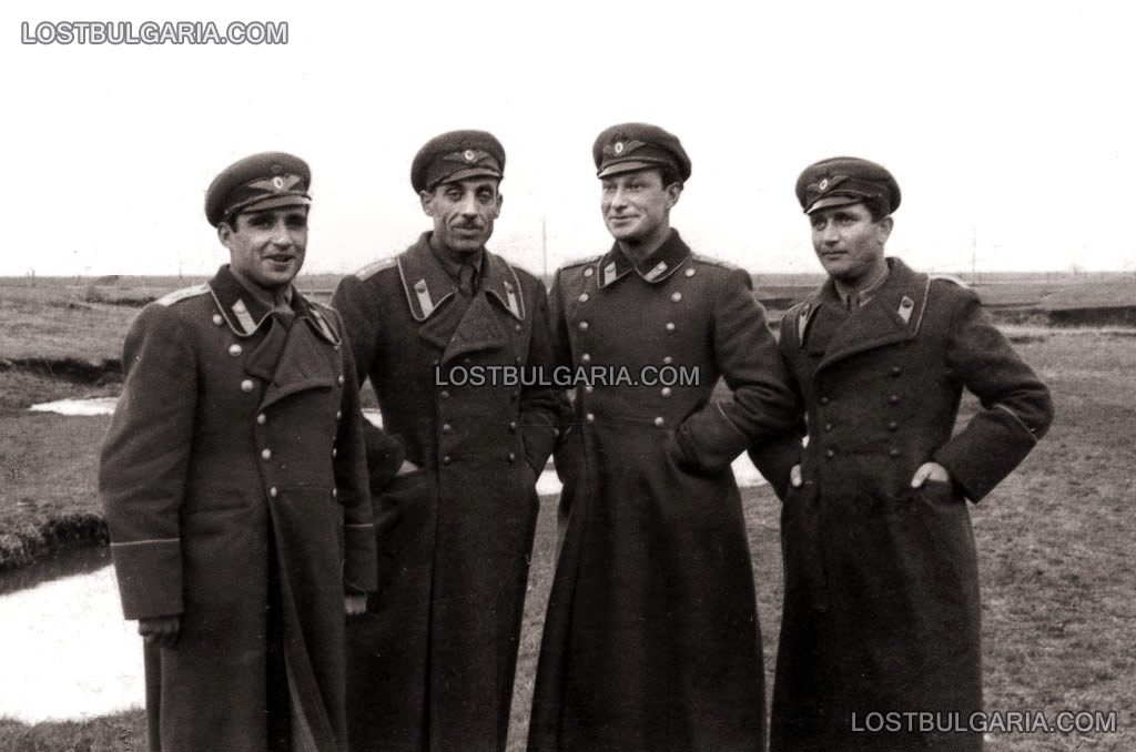 Български летци - трети отляво надясно - Димитър Списаревски