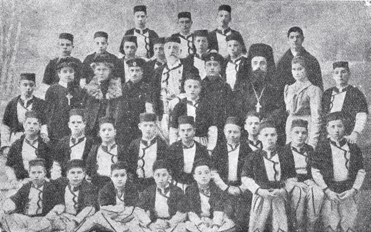 Пиърс О`Махони в средата с възпитаниците на сиропиталището
